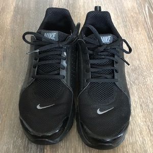 Black Nike comfort footbed tennis shoes size 8.5